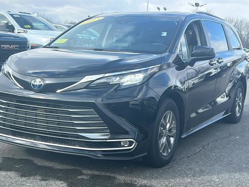 Used 2023 Toyota Sienna XLE image 3