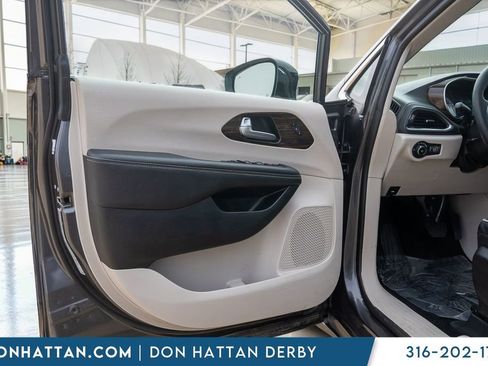 Used 2023 Chrysler Pacifica Limited image 49