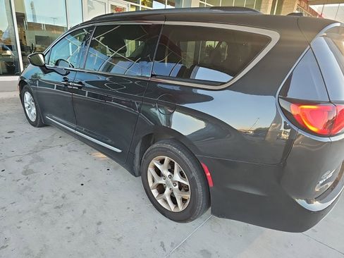 Used 2017 Chrysler Pacifica Touring-L w/ Tire & Wheel Group FWD image 12