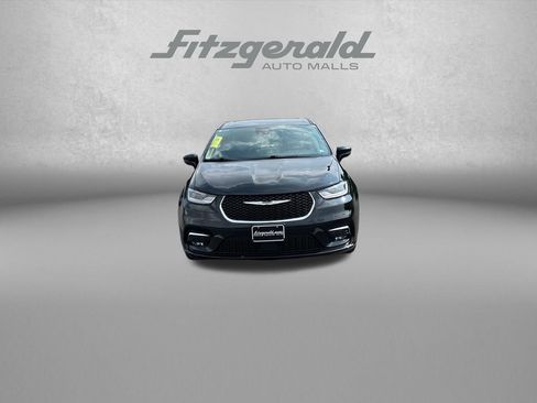 Used 2024 Chrysler Pacifica Touring-L FWD image 2