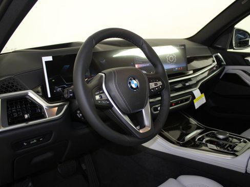 New 2026 BMW X5 xDrive50e image 4
