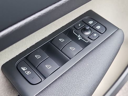 New 2026 Volvo XC40 B5 Ultra w/ Protection Package Premier image 18