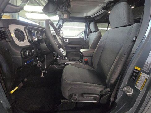 Used 2025 Jeep Wrangler Sahara image 7