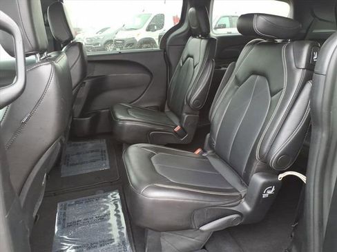 Used 2025 Chrysler Pacifica Select image 12