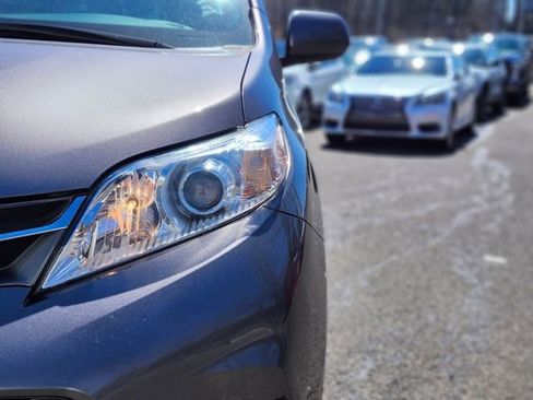 Used 2018 Toyota Sienna XLE Premium w/ Carpet Mat Package image 10
