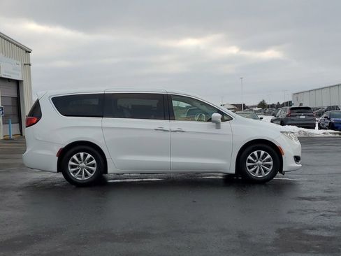 Used 2018 Chrysler Pacifica Touring Plus image 8