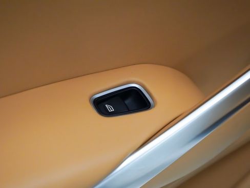 Used 2021 Aston Martin DBX image 17