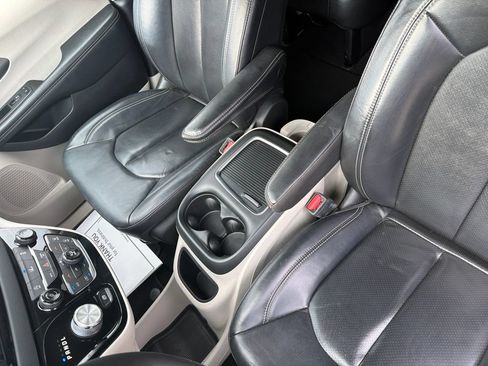Used 2022 Chrysler Pacifica Touring-L FWD image 19