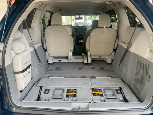 Used 2011 Toyota Sienna LE FWD image 7