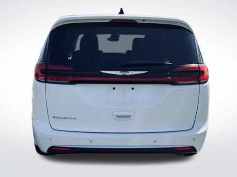 Used 2024 Chrysler Pacifica Touring-L FWD image 7