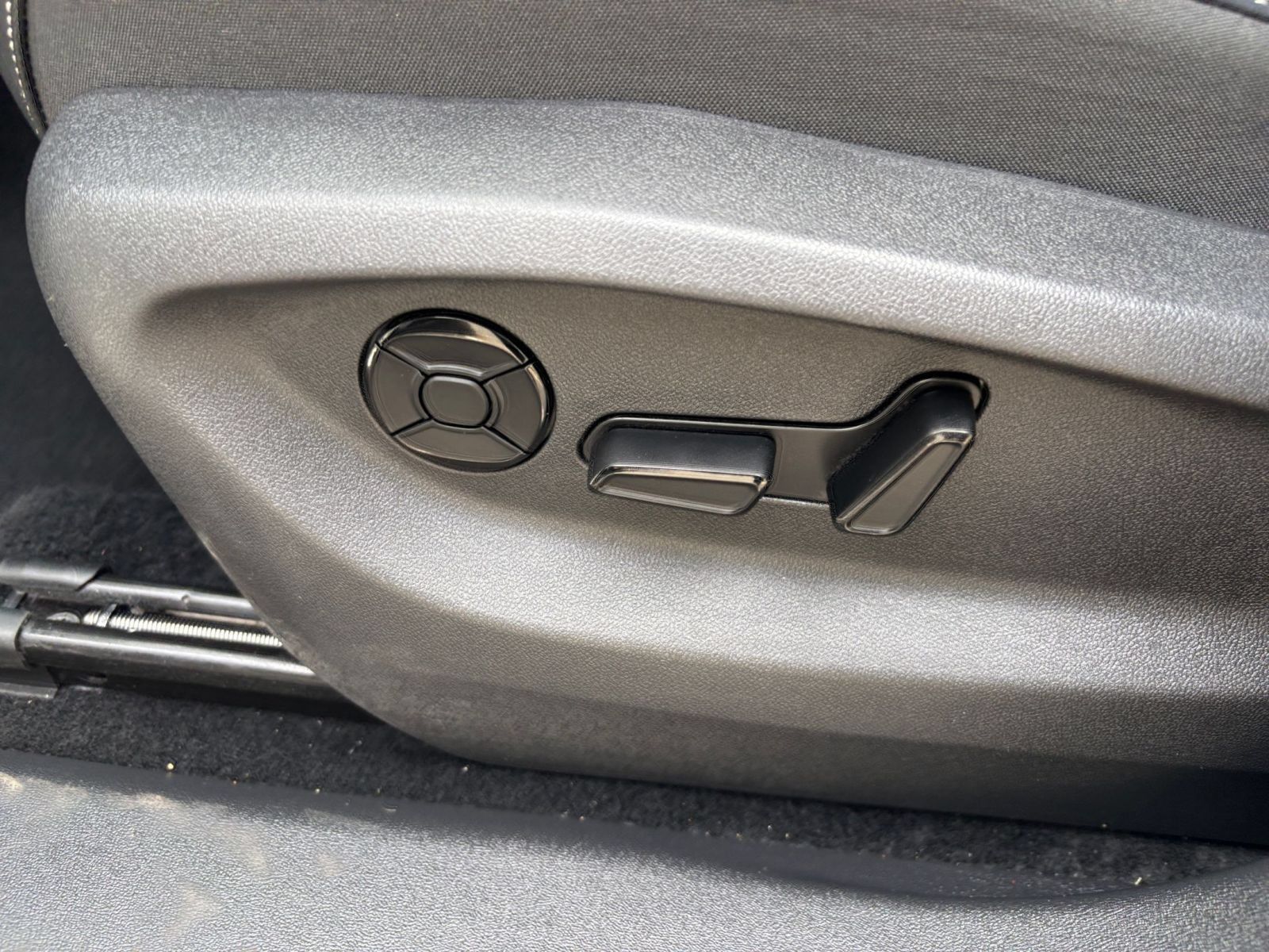 Used 2026 Volkswagen Tiguan SE AWD/4WD image 18