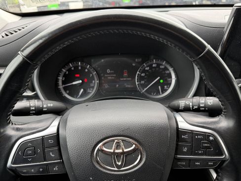 Used 2021 Toyota Highlander XLE AWD/4WD image 17