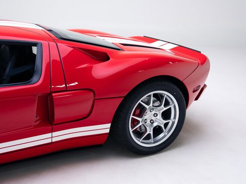 Used 2005 Ford GT image 17