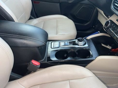 Used 2022 Ford Escape SEL w/ Technology Package image 10