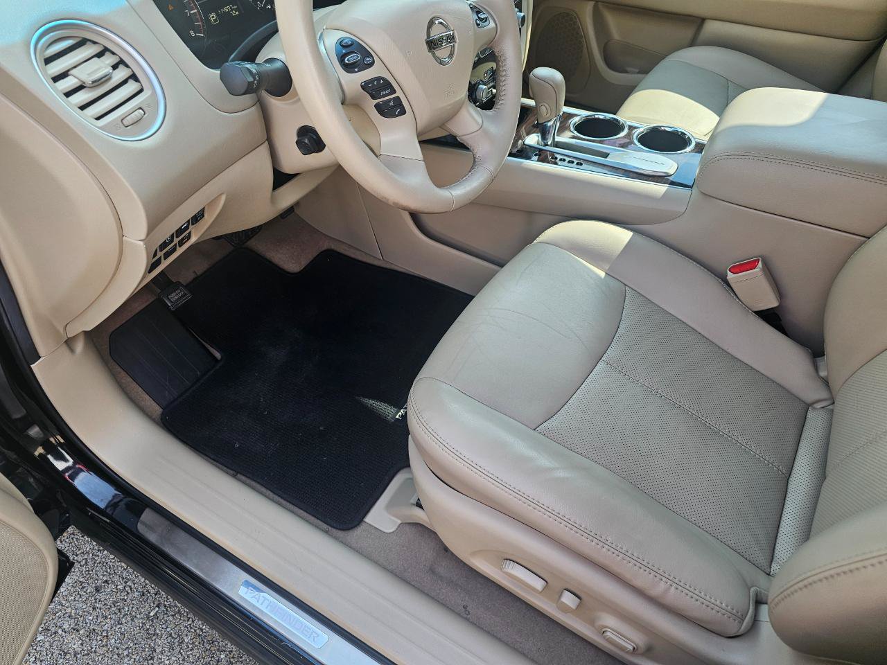 Used 2014 Nissan Pathfinder Platinum w/ Platinum Premium Package FWD image 27
