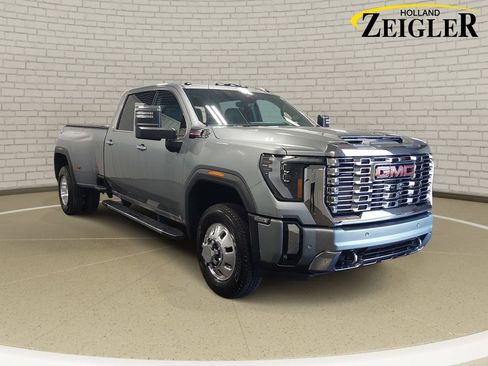 Used 2025 GMC Sierra 3500 Denali w/ Denali Reserve Package AWD/4WD image 3