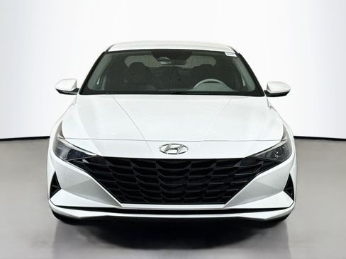 Used 2022 Hyundai Elantra SE FWD image 2