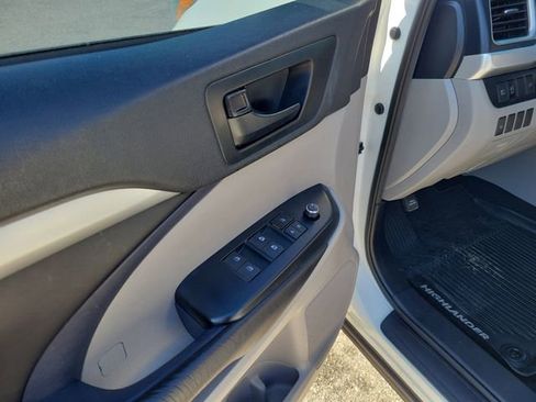 Used 2019 Toyota Highlander Plus image 13