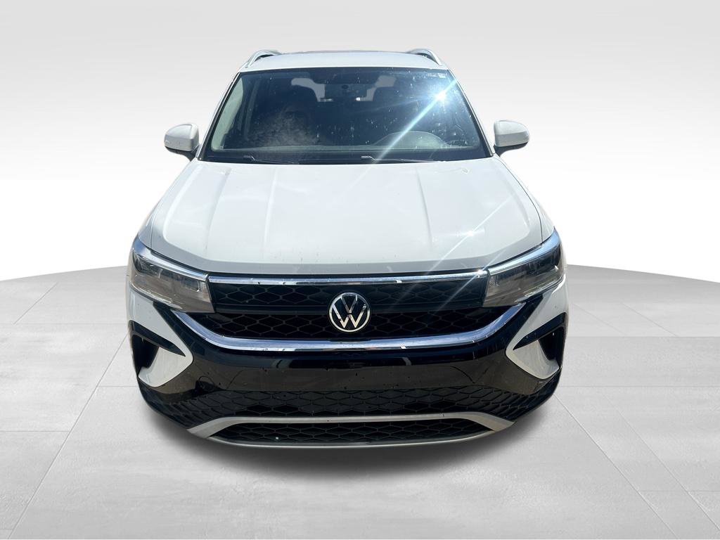 Used 2022 Volkswagen Taos SE FWD image 2