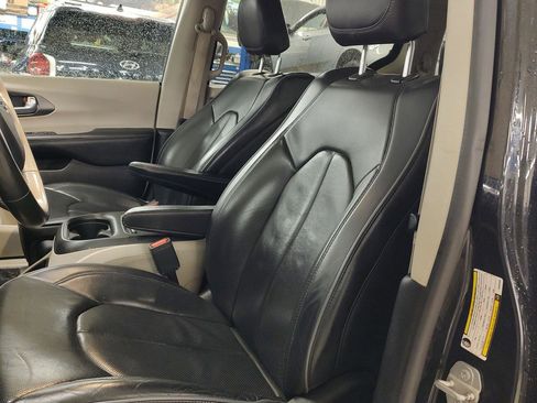 Used 2019 Chrysler Pacifica Limited image 2