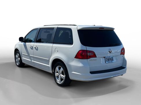 Used 2011 Volkswagen Routan SE FWD image 3