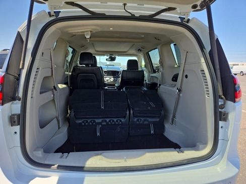 Used 2023 Chrysler Pacifica Limited FWD image 12