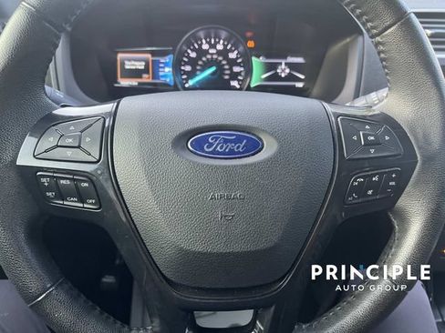 Used 2017 Ford Explorer XLT w/ Equipment Group 201A FWD image 18