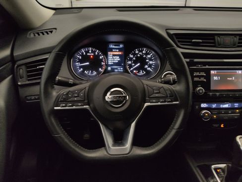 Used 2017 Nissan Rogue SV FWD image 22