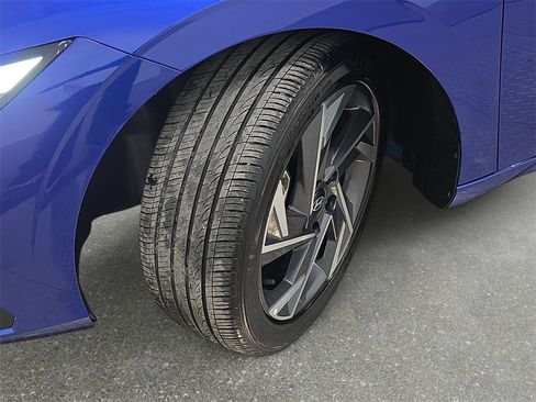 Used 2024 Hyundai Elantra Limited image 32