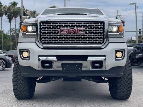 Used 2017 GMC Sierra 2500 Denali w/ Duramax Plus Package AWD/4WD image 9