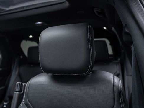 New 2025 Land Rover Discovery Dynamic SE image 28