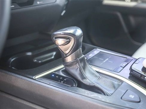 Used 2019 Lexus UX 200 image 23