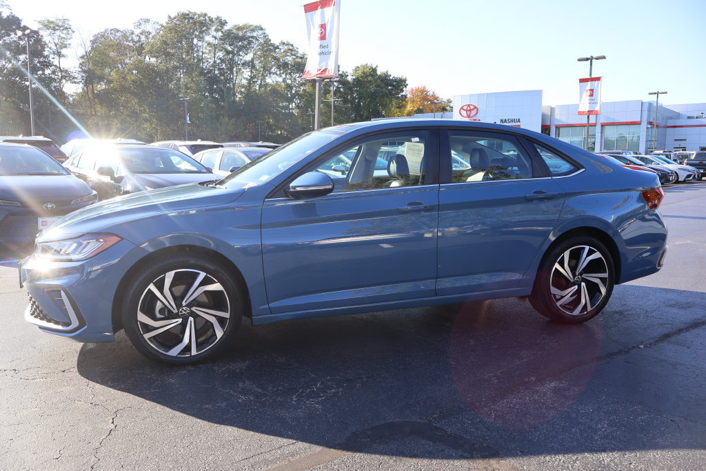 Used 2025 Volkswagen Jetta SEL FWD image 3