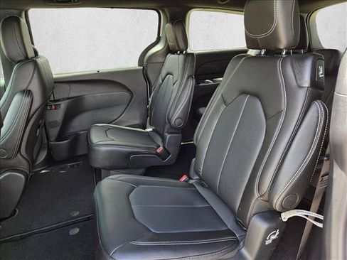 New 2027 Chrysler Pacifica Select FWD image 15