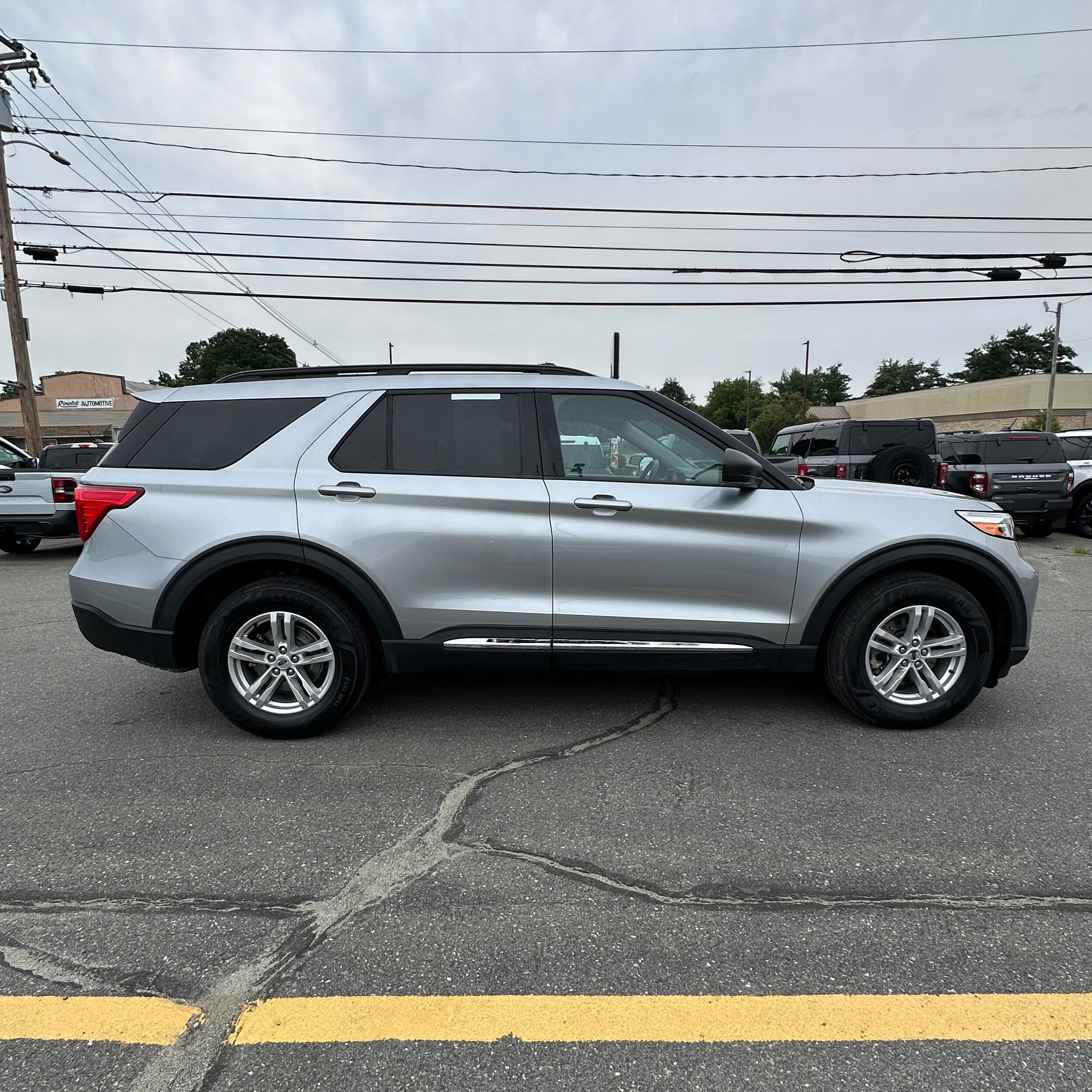 Used 2023 Ford Explorer XLT w/ Equipment Group 202A AWD/4WD image 2