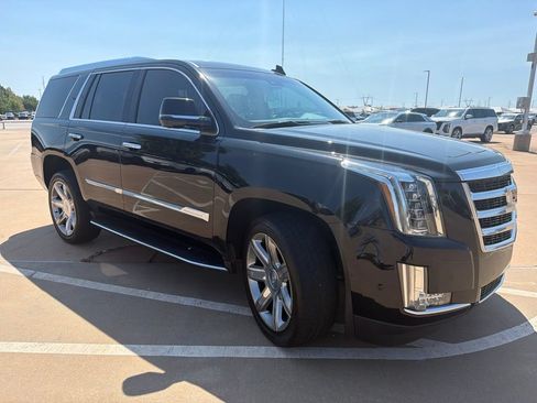 Used 2018 Cadillac Escalade Luxury AWD/4WD image 4