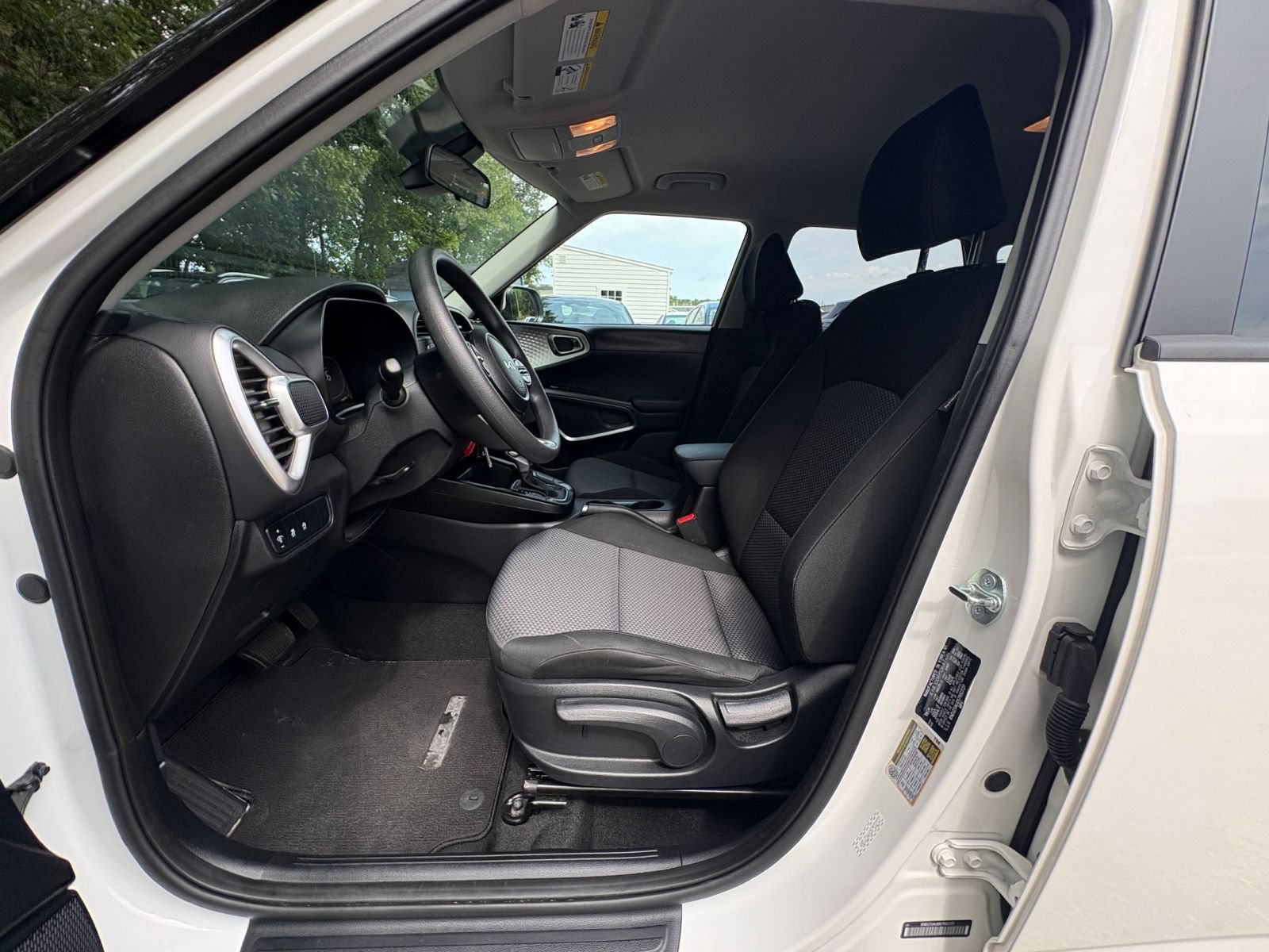 Used 2025 Kia Soul LX w/ LX Technology Package FWD image 21