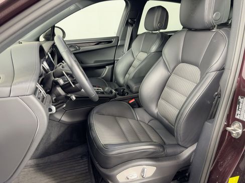 Certified 2025 Porsche Macan Turbo image 5