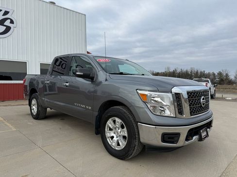 Used 2018 Nissan Titan SV image 3
