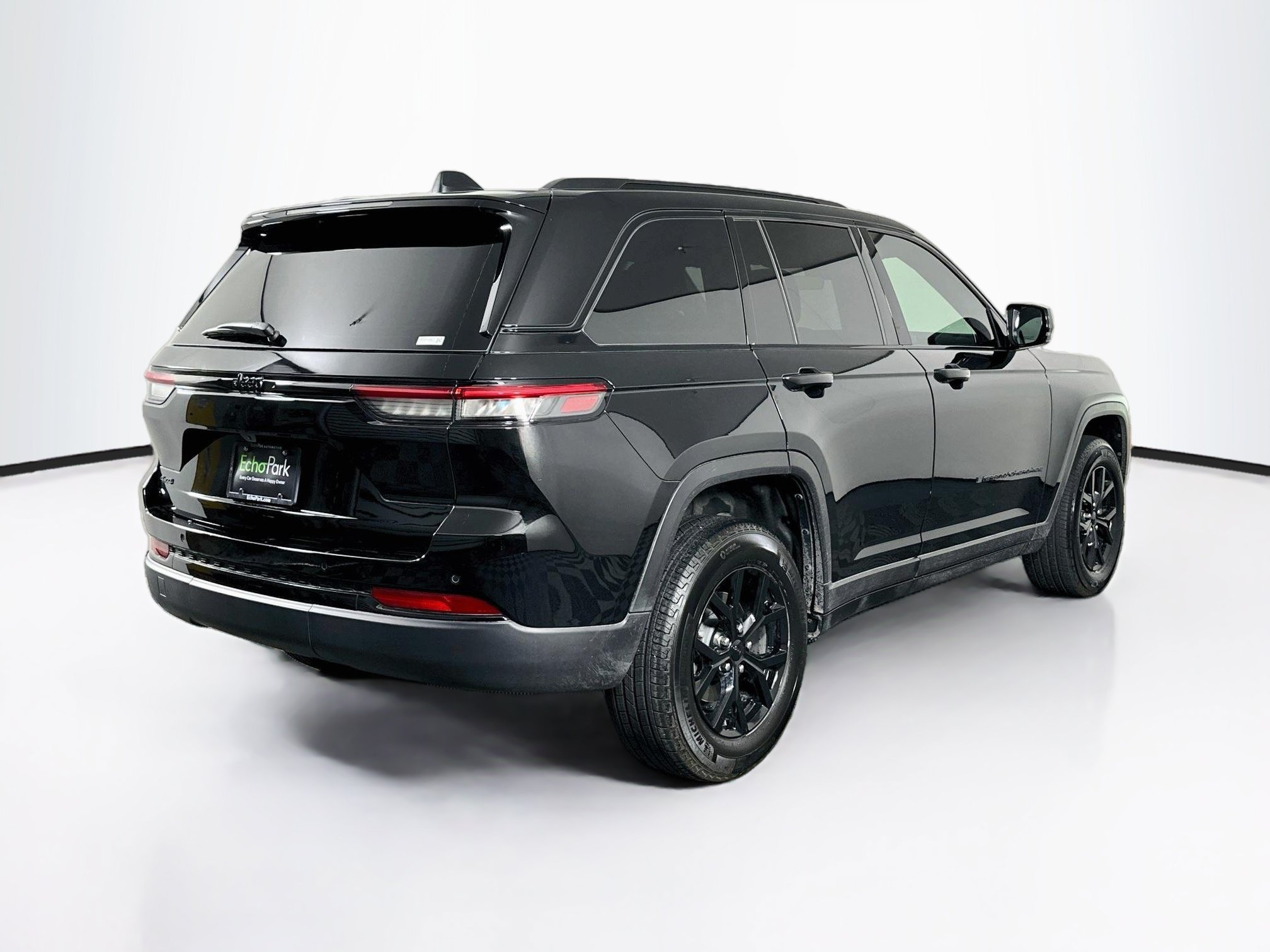 Used 2025 Jeep Grand Cherokee Altitude AWD/4WD image 9