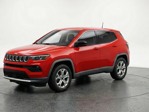 Used 2025 Jeep Compass Latitude AWD/4WD image 3