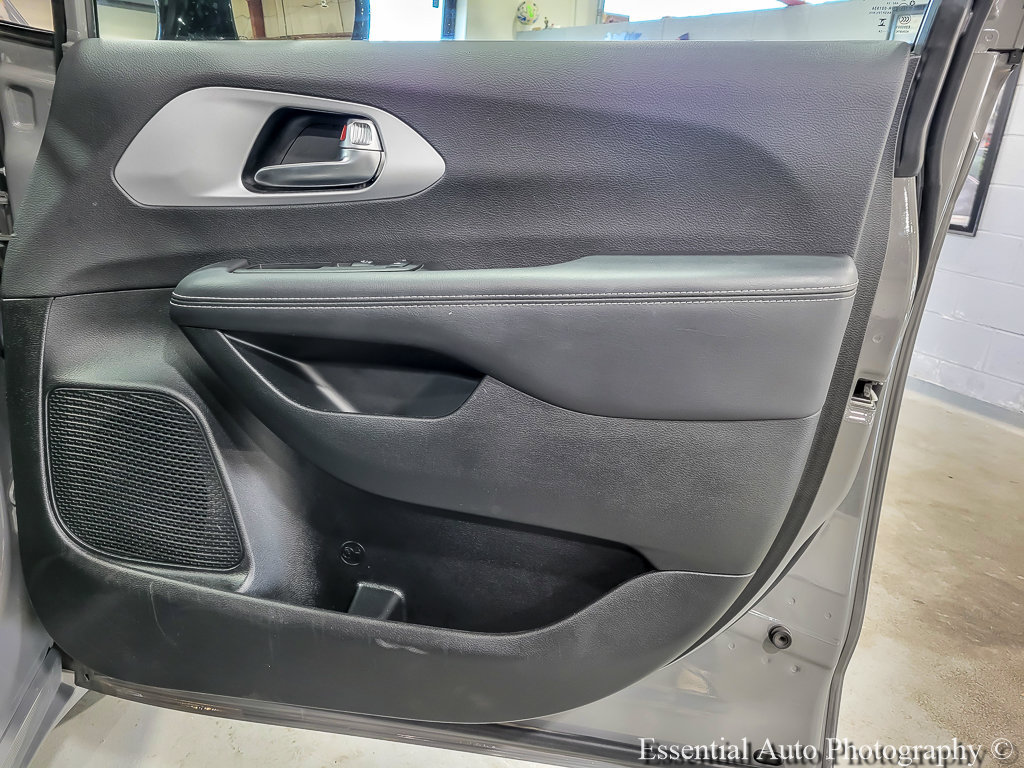 Used 2025 Chrysler Pacifica Limited FWD image 27