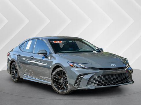 Used 2025 Toyota Camry SE FWD image 1