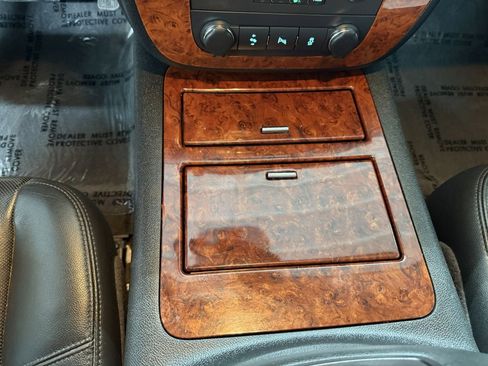 Used 2013 Chevrolet Avalanche LTZ image 21