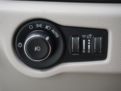 Used 2018 Chrysler Pacifica Limited FWD image 29