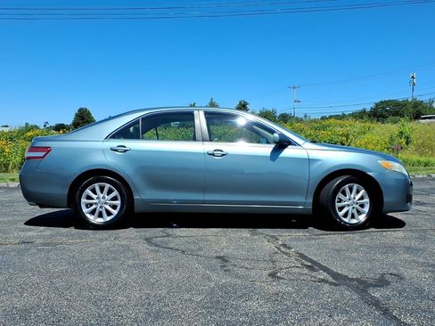Used 2011 Toyota Camry XLE w/ SE/XLE Extra-Value Pkg FWD image 2