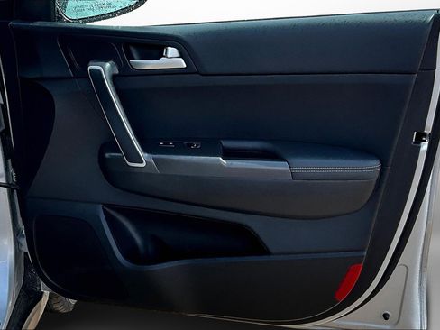 Used 2020 Kia Sportage LX image 25