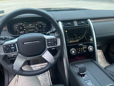 Used 2024 Land Rover Discovery S image 16