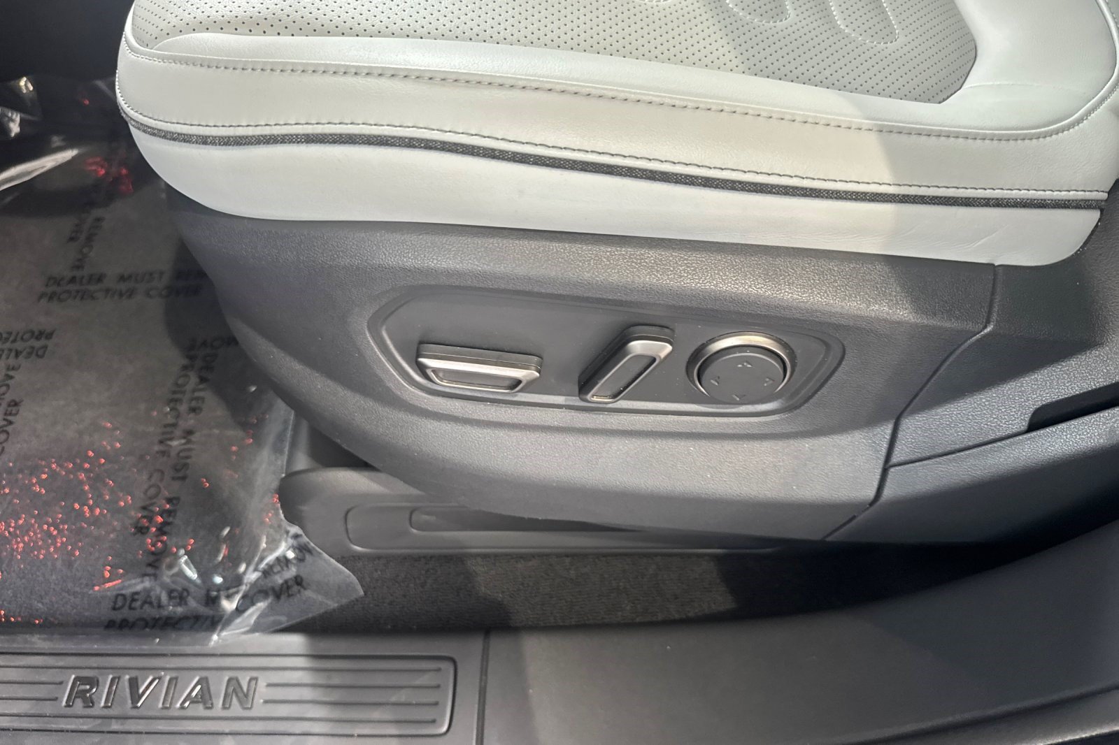 Used 2025 Rivian R1S Adventure Dual AWD/4WD image 14