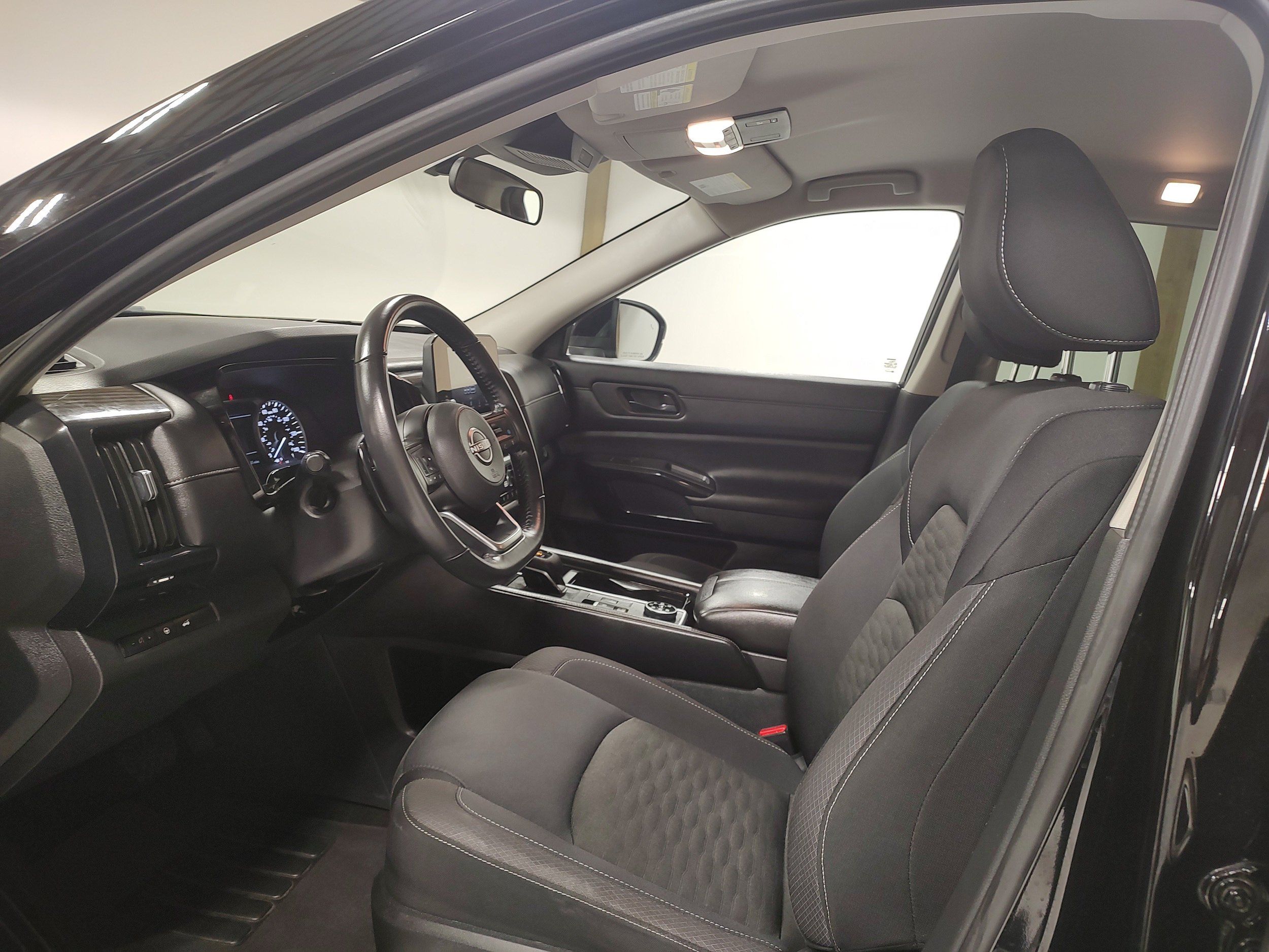 Used 2025 Nissan Pathfinder SV AWD/4WD image 10